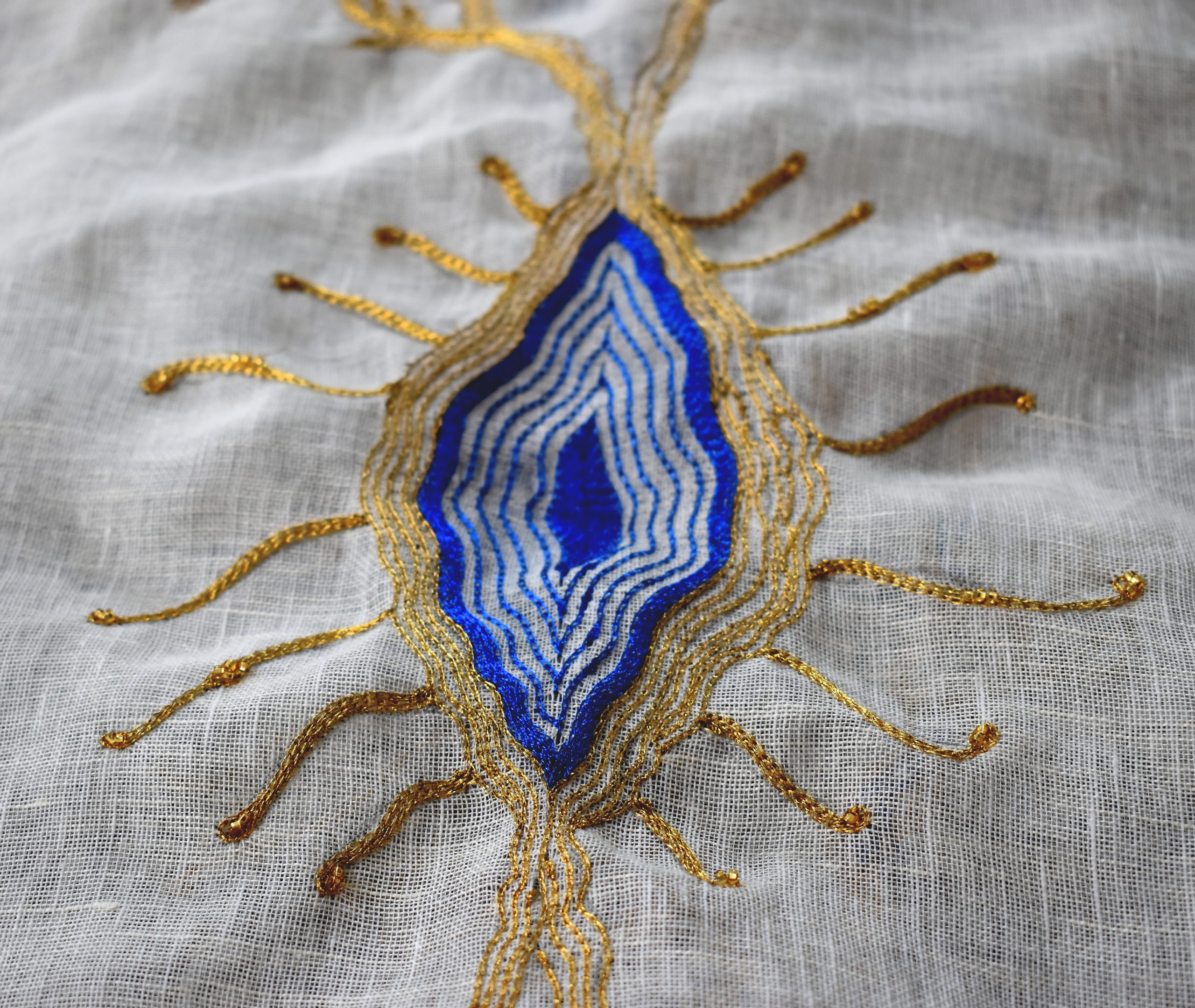 Broderie-vitrail-Blessure-devenant-lumiere-2m22-x-80-cm-details-du-motif-central